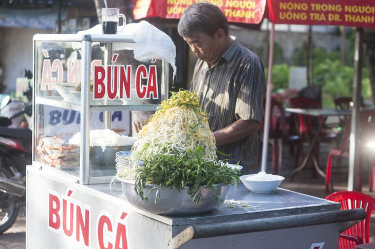 Ăn bún cá bông điên điển trứ danh miệt Châu Đốc 