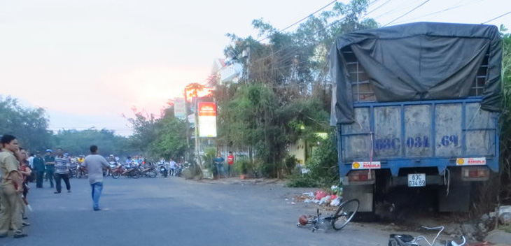 Tập lái xe lúc say, cán hai học sinh thương vong