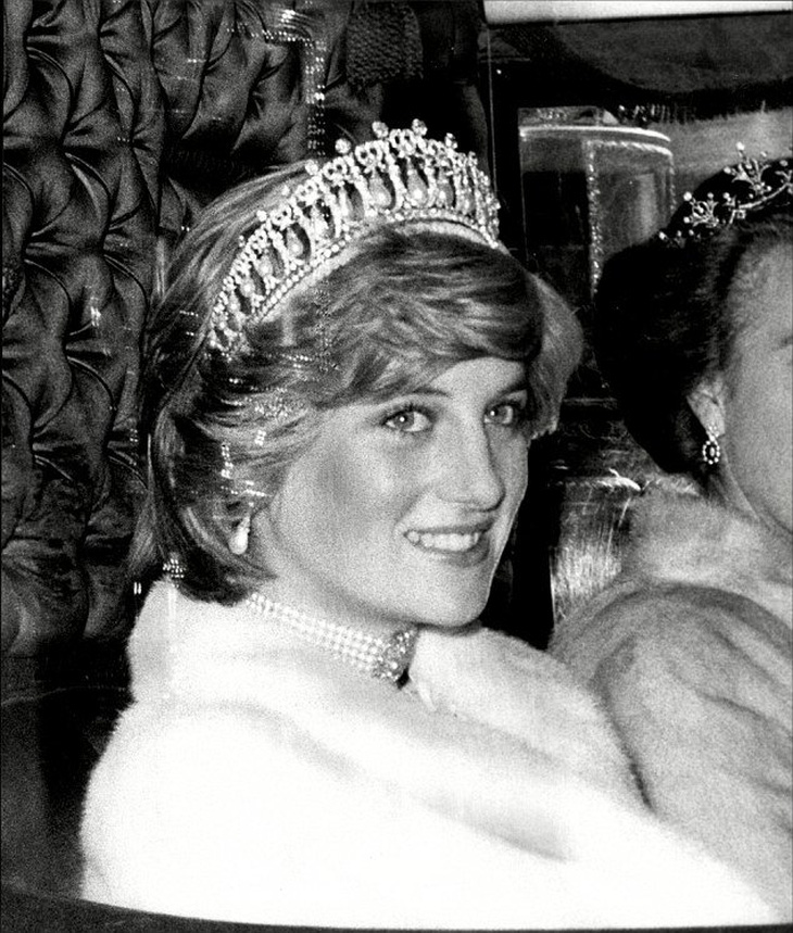 Công nương Kate đội vương miện của công nương Diana