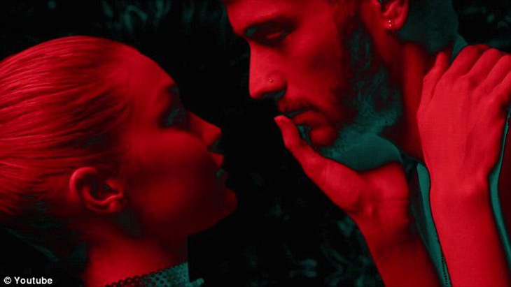 Zayn Malik và Gigi Hadid 'khóa môi' trong clip nhạc Pillowtalk