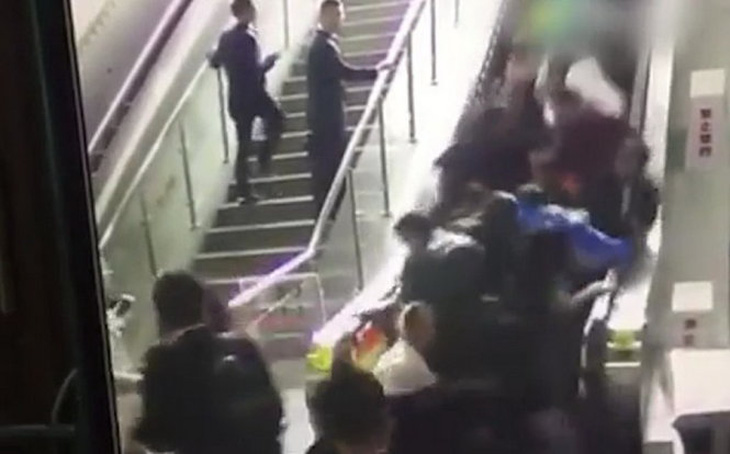 Clip thang cuốn ở Trung Quốc chạy ngược, 10 người đi cấp cứu