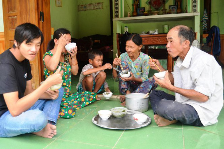 Hạnh phúc nảy mầm trong “ngôi nhà tối”