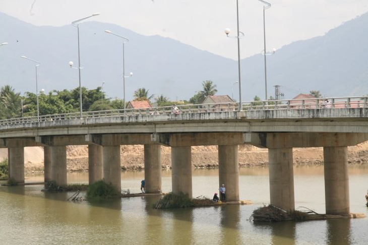 Sông Cái Nha Trang cạn nước, ngừng trôi