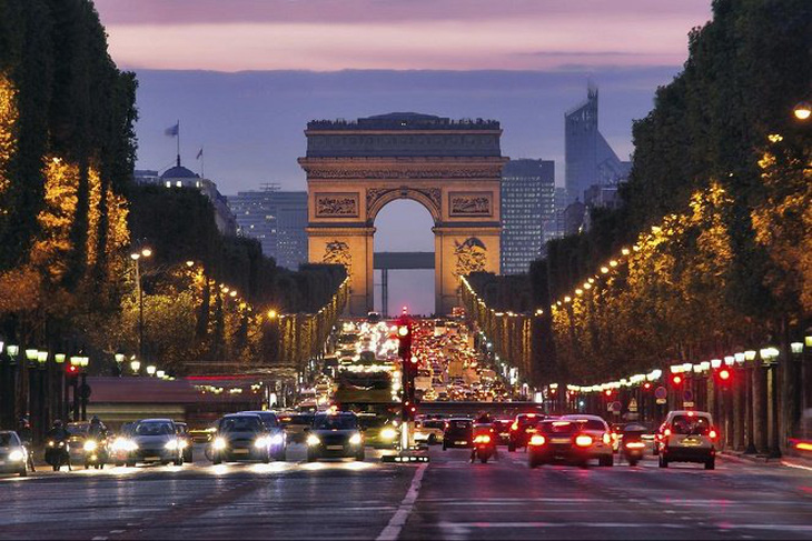 ​Pháp cấm ôtô để hạn chế khói bụi tại Đại lộ Champs-Elysees
