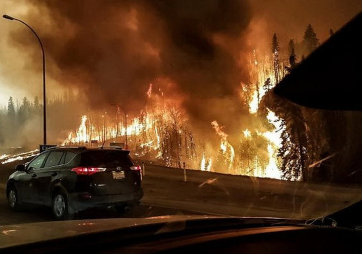 Cháy rừng dữ dội ở Canada, cả thành phố sơ tán