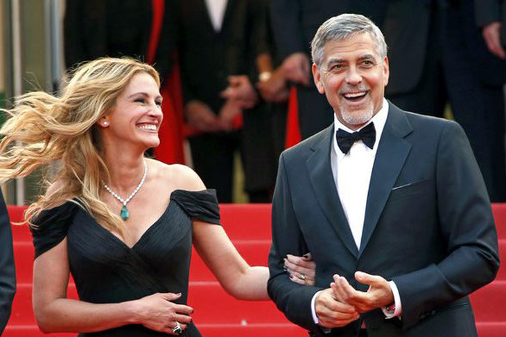Julia Roberts, George Clooney tỏa sáng trong phim về ma lực đồng tiền