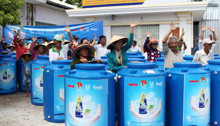 ​Tặng bồn chứa nước cho 50 hộ nghèo huyện Vĩnh Thuận