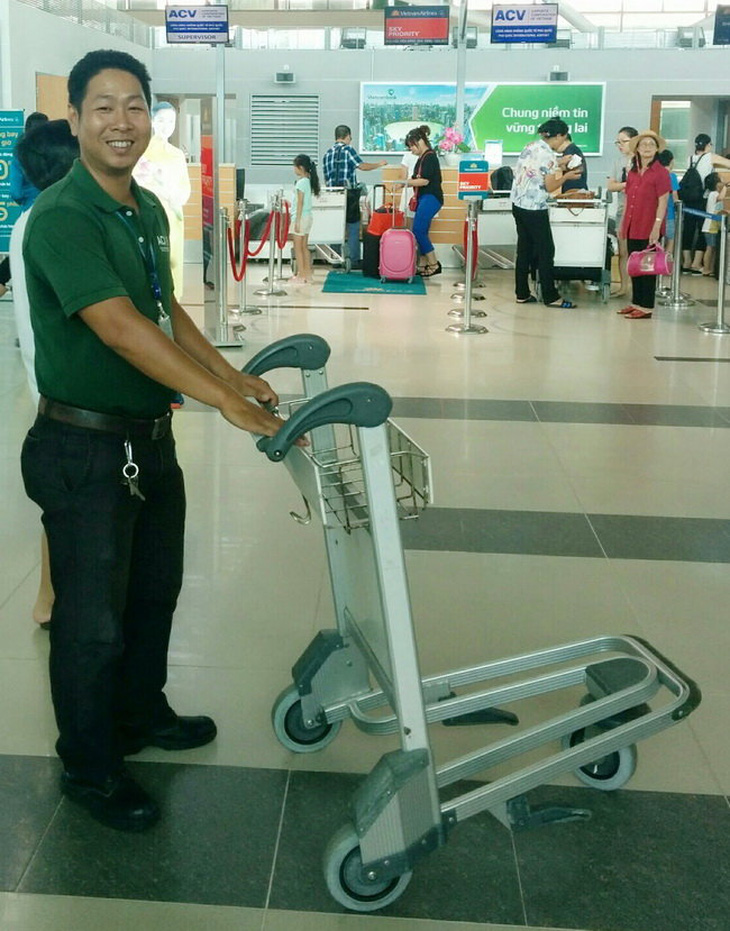 Nhân viên sân bay Phú Quốc trả lại tiền cho khách bỏ quên