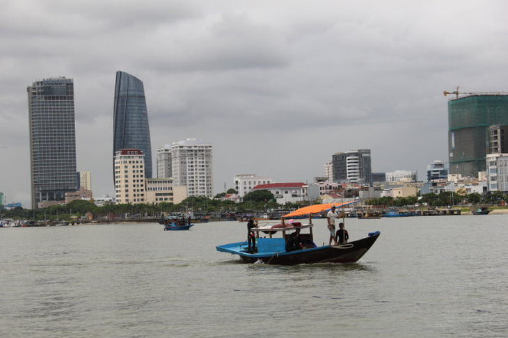 Thợ lặn chíp chíp trên sông Hàn