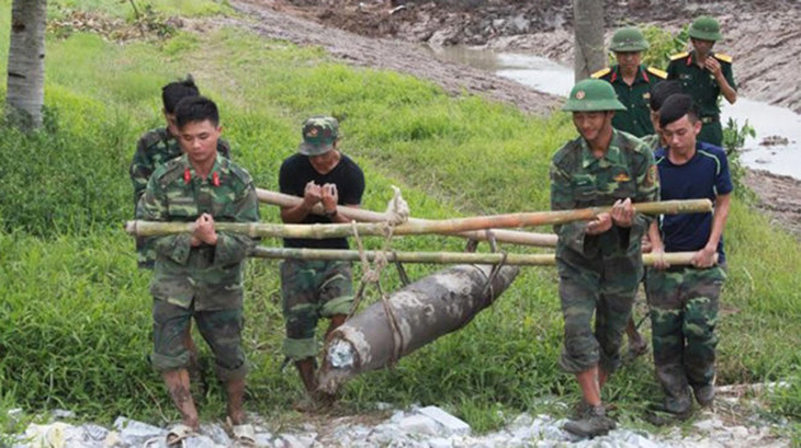 Đào ao thả cá, phát hiện bom 