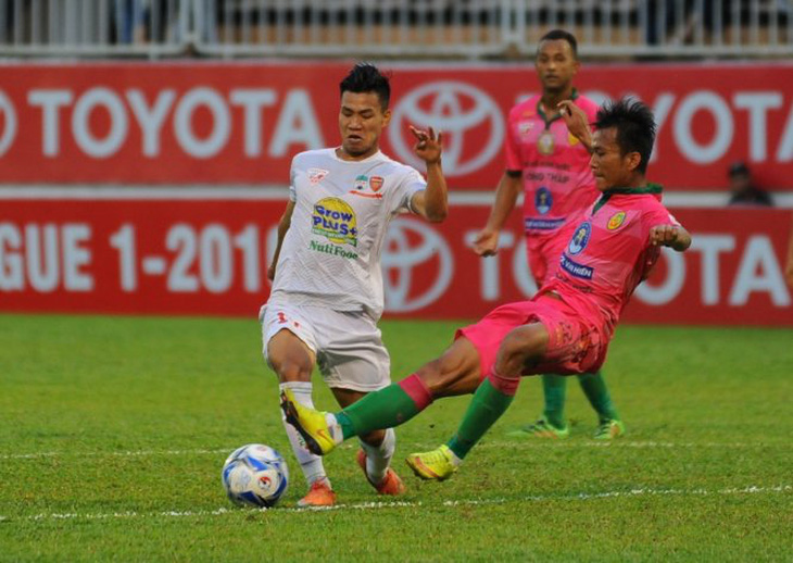Vũ Văn Thanh đoạt giải Cầu thủ trẻ xuất sắc nhất V-League 2016