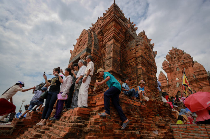 Chùm ảnh muôn kiểu “bức tử” tháp cổ Pô Klong Garai