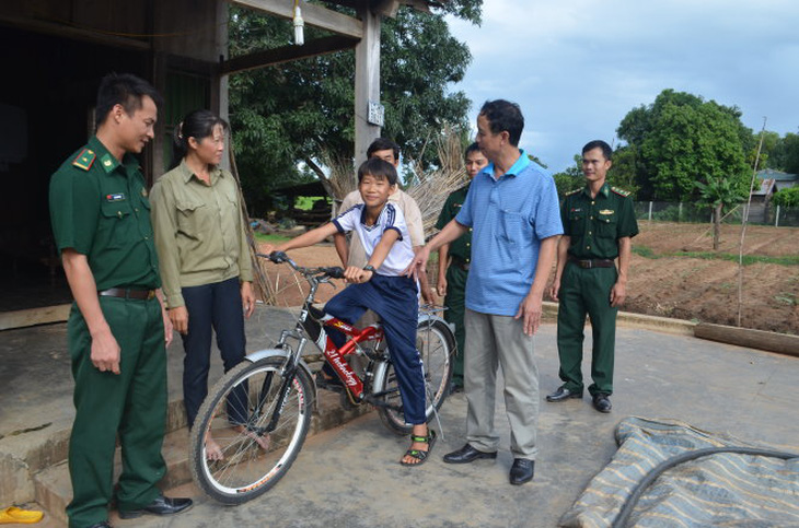 Thượng tá biên phòng đi xin xe đạp cho học trò nghèo