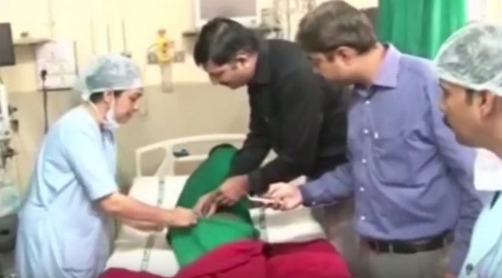 Ấn Độ phẫu thuật cho người mọc đuôi dài 18cm
