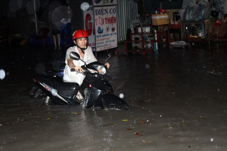 Công nhân Bình Dương khổ vì 'cứ mưa là ngập'