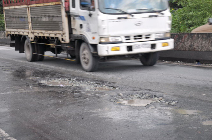 Người đi qua Tiền Giang kêu quốc lộ 1 dày đặc “ổ gà”