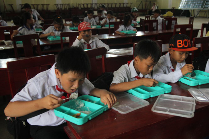 Cơm trưa miễn phí cho học sinh Tân Phú Đông