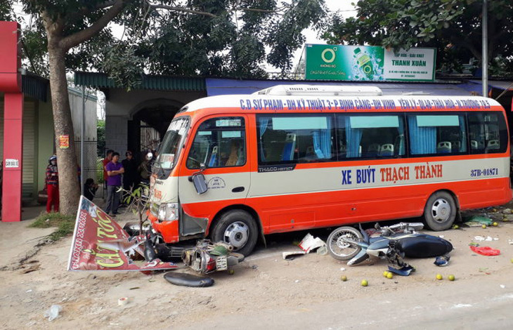 Tránh xe rẽ đột ngột, xe buýt gây tai nạn làm 1 người chết