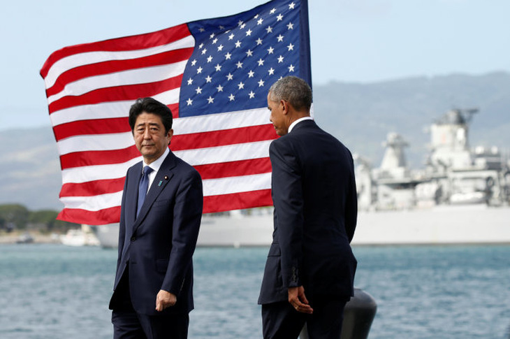 Ông Abe cùng ông Obama đặt vòng hoa tại Trân Châu Cảng