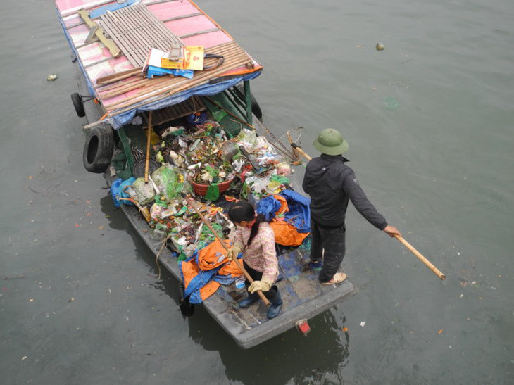 Vịnh Hạ Long mỗi ngày vớt 2 tấn rác ven bờ