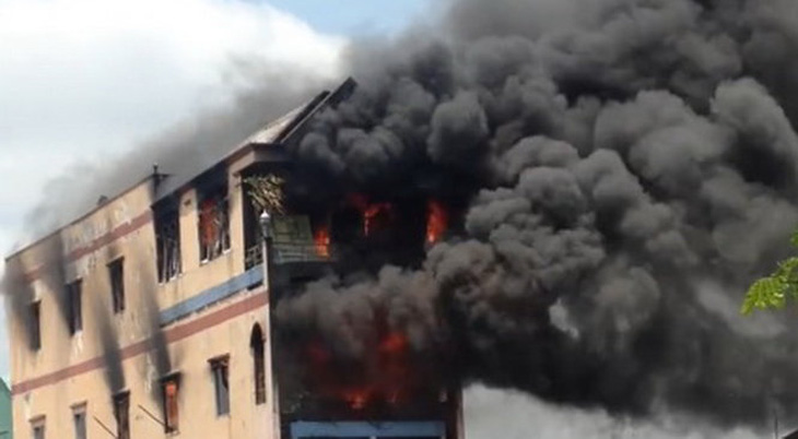 Cháy cửa hàng đồ chơi gần chợ Kim Biên, dân chạy tán loạn