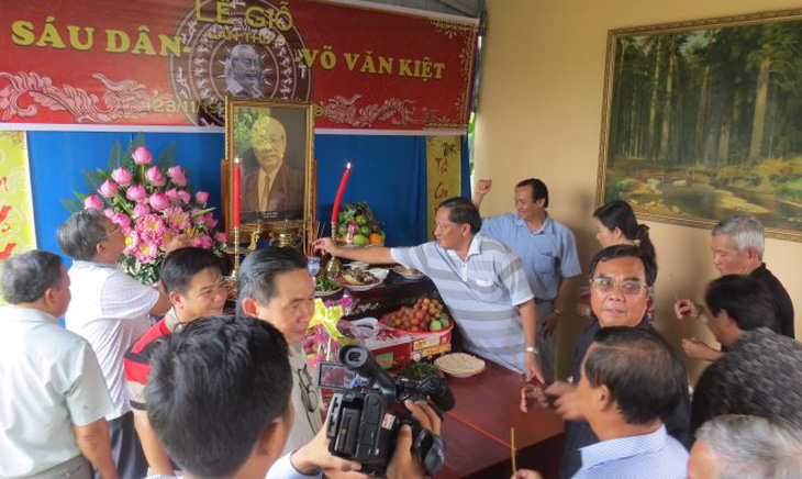 Người dân làm lễ giỗ cố Thủ tướng Võ Văn Kiệt