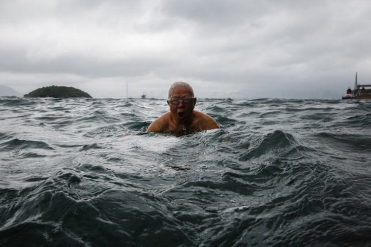 ​Người cao tuổi Hong Kong cải thiện sức khỏe nhờ bơi ở cảng Victoria