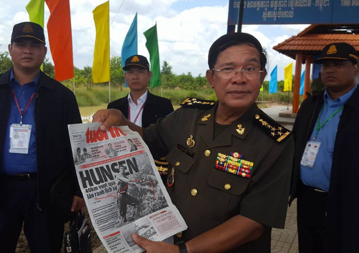Thủ tướng Hun Sen đi bộ qua biên giới, thăm lại 'đường cứu nước'