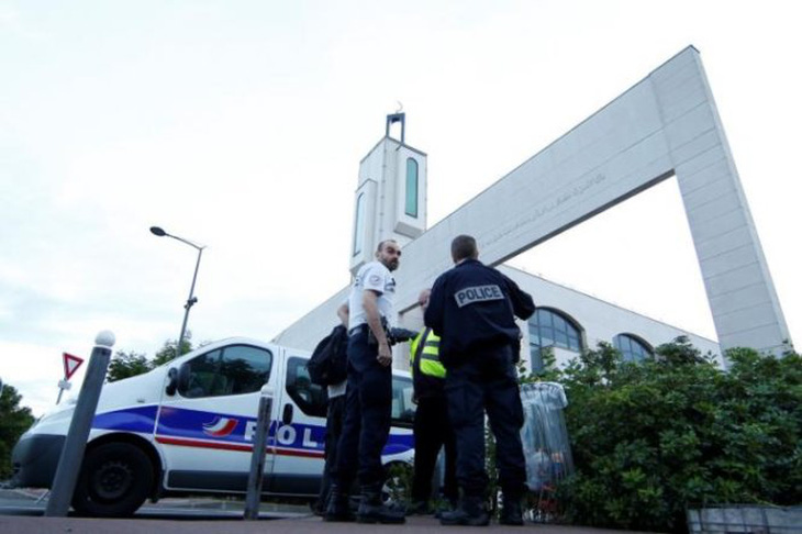 Pháp: lao xe vào đám đông trước đền thờ Hồi giáo để trả thù
