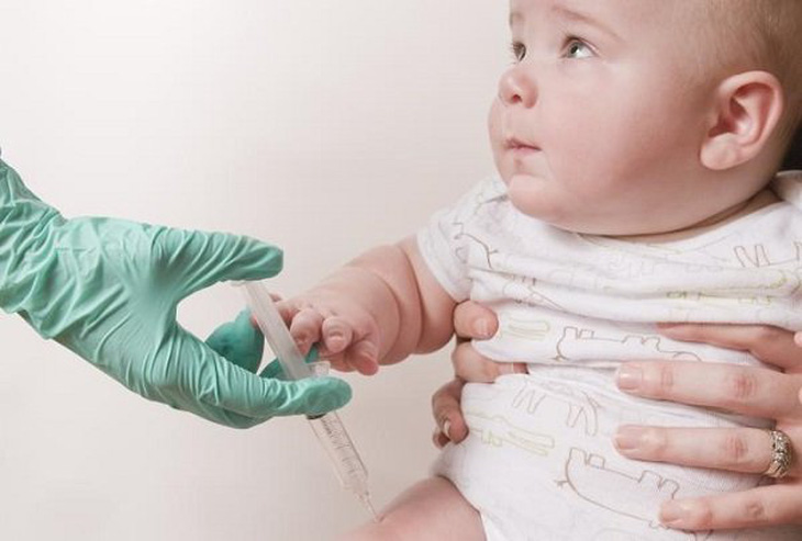 ​Nhiều nguy cơ với cộng đồng khi 'lười' tiêm vắcxin cho trẻ nhỏ