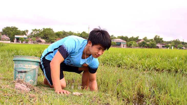 Mò cua bắt ốc nuôi ước mơ giảng đường