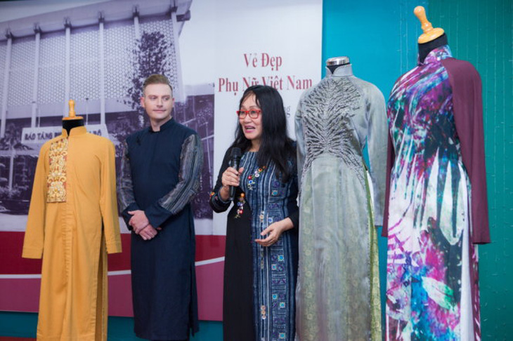 Ca sĩ Kyo York, nhà văn Minh Ngọc... tặng áo dài cho bảo tàng