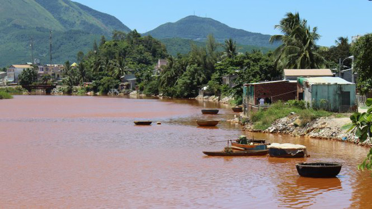 Nước sông ở Đà Nẵng chuyển màu, nghi doanh nghiệp xả thải
