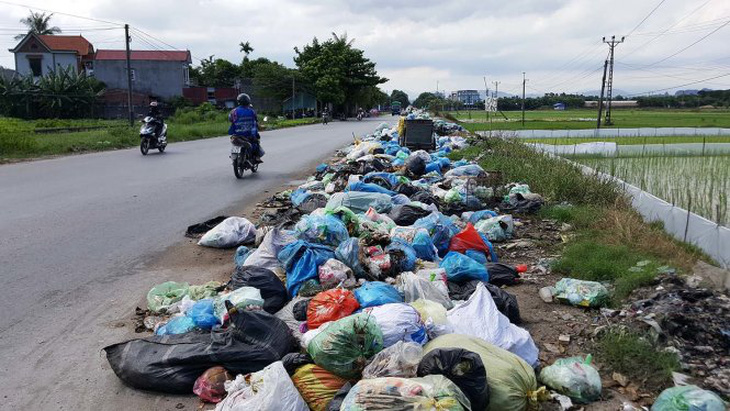 Rác ngập ngụa trên phố, huyện loay hoay chưa có cách giải quyết