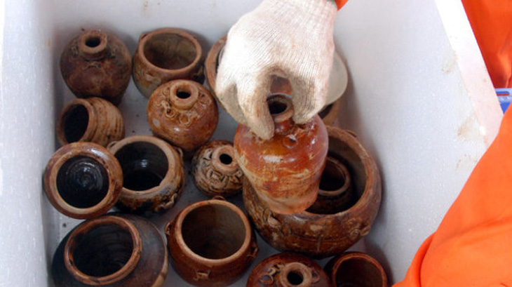 Khai quật tàu cổ chở gốm ở Khu kinh tế Dung Quất