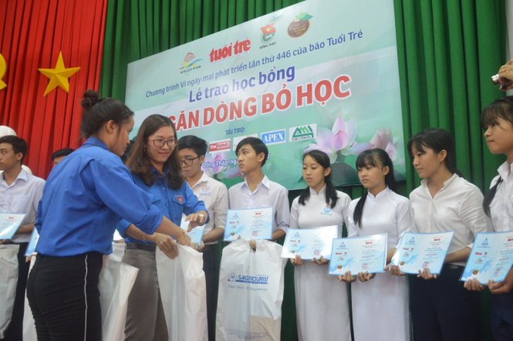 Cùng Báo Tuổi Trẻ mang Tết ấm áp đến học sinh vùng bão lũ - Ảnh 6.