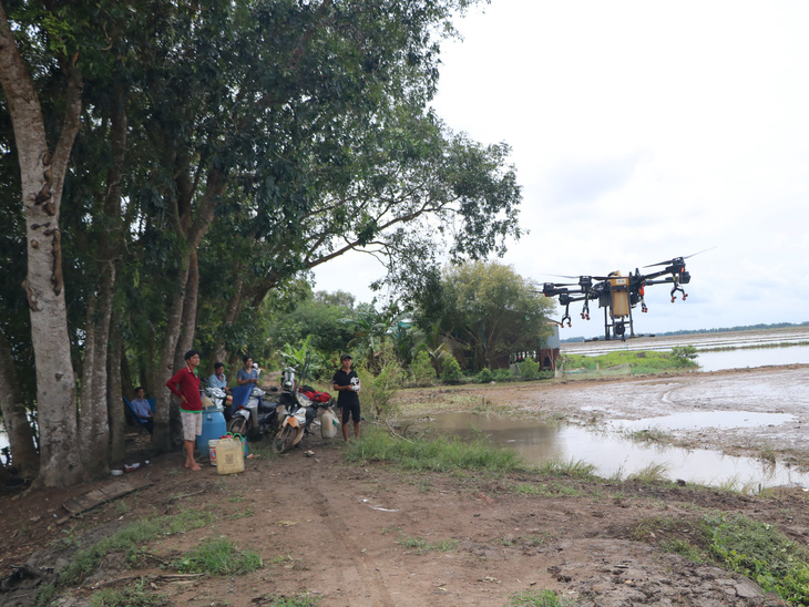 Drone - chim sắt trên cánh đồng Việt