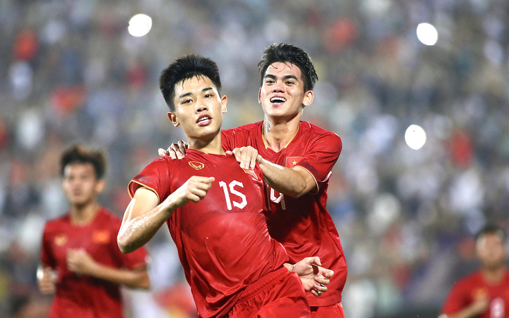 Đình Bắc (bìa trái) - cầu thủ trẻ trong đội hình tuyển Việt Nam trong lần tập trung này - Ảnh: HOÀNG TÙNG
