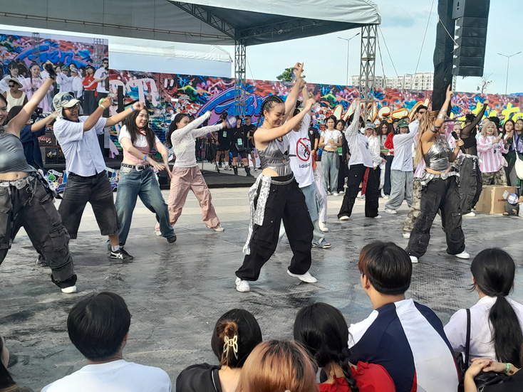 Bạn trẻ 'quẩy' random dance tưng bừng tại GENfest 2024- Ảnh 4.