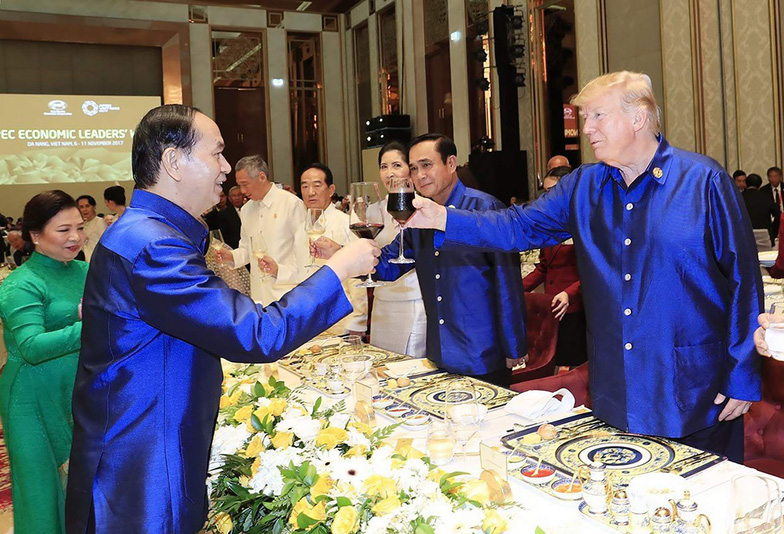 Chiêm ngưỡng bộ bàn ăn dát vàng ở tiệc chiêu đãi APEC - Ảnh 1.