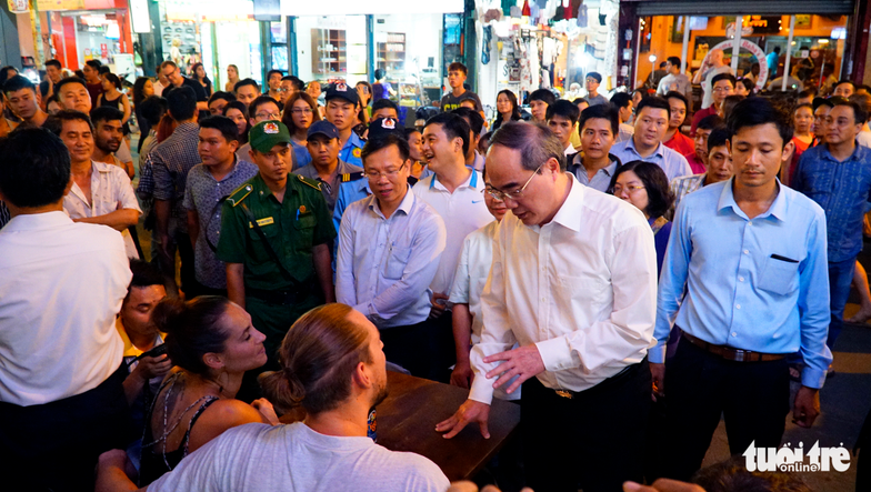 Bí thư Nguyễn Thiện Nhân xuống phố đi bộ, trò chuyện với khách Tây - Ảnh 5.