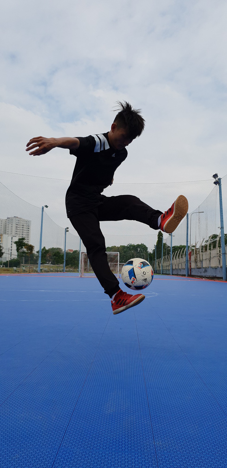 Khuấy động trào lưu lơ lửng chậm cùng freestyle football và parkout - Ảnh 1.