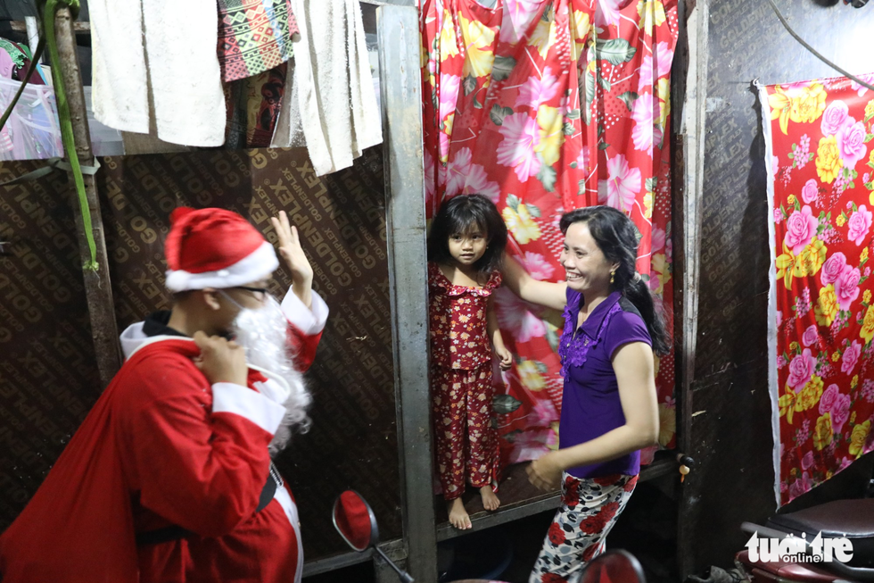 Những ông già Noel trên công trường Thủ Thiêm - Ảnh 8. Những ông già Noel trên công trường Thủ Thiêm - Ảnh 8.