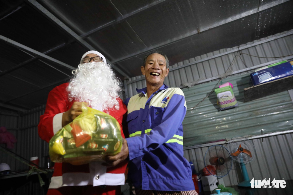 Những ông già Noel trên công trường Thủ Thiêm - Ảnh 9. Những ông già Noel trên công trường Thủ Thiêm - Ảnh 9.