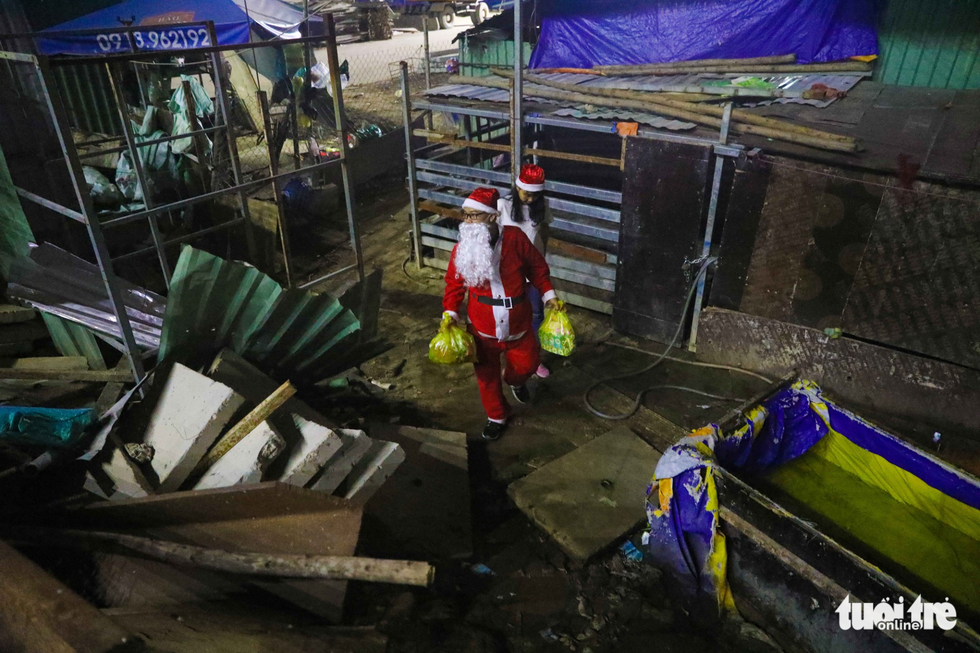Những ông già Noel trên công trường Thủ Thiêm - Ảnh 13. Những ông già Noel trên công trường Thủ Thiêm - Ảnh 13.