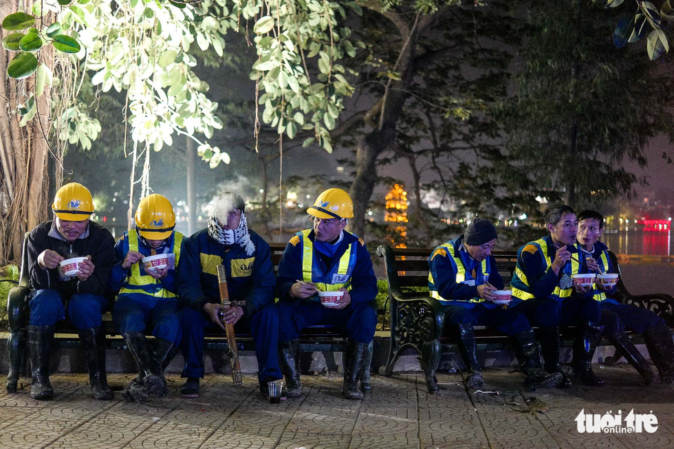 Người vô gia cư co ro giữa đêm đông Hà Nội - Ảnh 2. Người vô gia cư co ro giữa đêm đông Hà Nội - Ảnh 2.