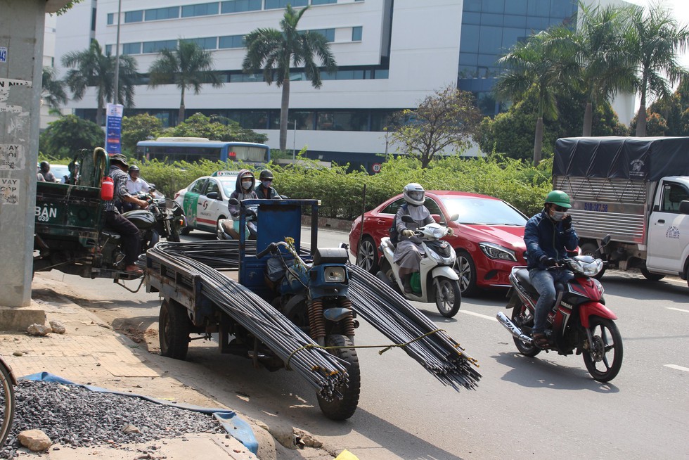 “Hung thần” xe ba gác lại xuất hiện trên phố - Ảnh 6. “Hung thần” xe ba gác lại xuất hiện trên phố - Ảnh 6.