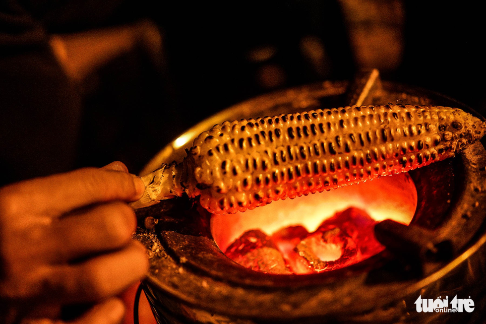 Người vô gia cư co ro giữa đêm đông Hà Nội - Ảnh 9. Người vô gia cư co ro giữa đêm đông Hà Nội - Ảnh 9.