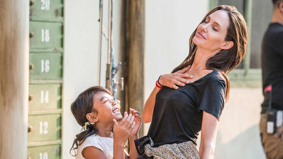 Nhật ký những chuyến đi của Angelina Jolie: Hành trình của một người từ ái - Ảnh 6. Nhật ký những chuyến đi của Angelina Jolie: Hành trình của một người từ ái - Ảnh 6.