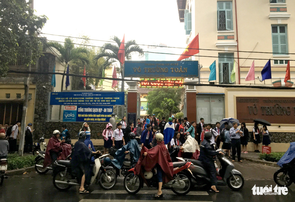 Nhiều trường ở Sài Gòn cho học sinh nghỉ sớm tránh bão Tembin - Ảnh 3. Nhiều trường ở Sài Gòn cho học sinh nghỉ sớm tránh bão Tembin - Ảnh 3.